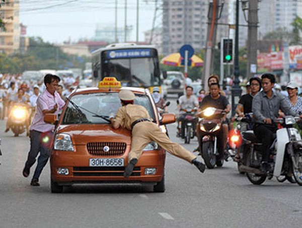 Nhiều khi cảnh sát giao thông Việt Nam cũng phải tập... phi thân lên nắp capo với những quái xế